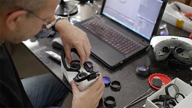 Kickstarter for bespectacled Gear VR owners